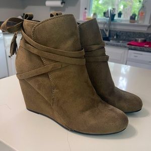Steve Madden ankle wedge